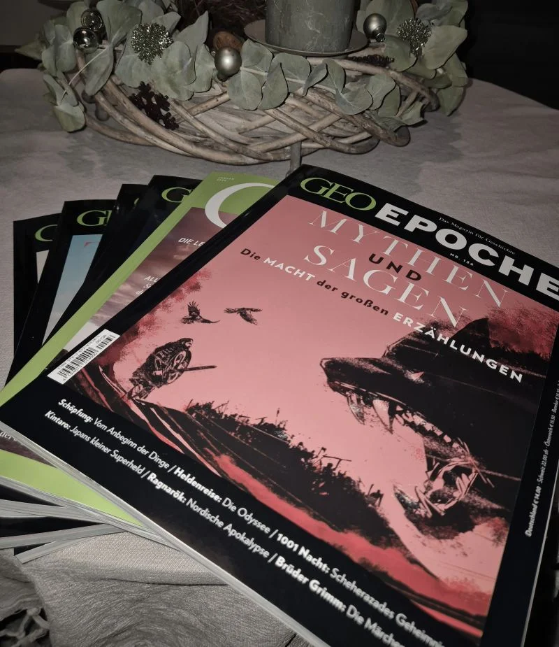 Stapel GEO Epoche Magazine mit Fokus auf Mythenthemen vor einem Kranz.